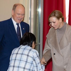 Ce vendredi 14 novembre, Charlene de Monaco et le prince Albert ont offert des cadeaux aux personnes défavoriées.

Le prince Albert et Charlene de Monaco offrent des cadeaux aux personnes défavorisées au bureau de la Croix-Rouge de Monaco, le 14 novembre 2025.

Photo : Olivier Huitel / Pool Monaco / Bestimage