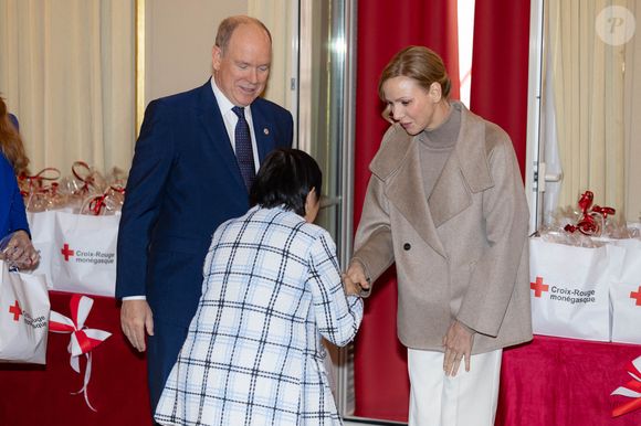 Ce vendredi 14 novembre, Charlene de Monaco et le prince Albert ont offert des cadeaux aux personnes défavoriées.

Le prince Albert et Charlene de Monaco offrent des cadeaux aux personnes défavorisées au bureau de la Croix-Rouge de Monaco, le 14 novembre 2025.

Photo : Olivier Huitel / Pool Monaco / Bestimage
