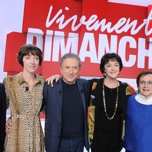 Exclusif - Emmanuel Chaunu, Sara Giraudeau, Michel Drucker, Anny Duperey, Marie Paule Belle et Gaël Giraudeau - Enregistrement de l'émission Vivement dimanche au studio Gabriel, présentée par M.Drucker et diffusée sur France 3 le 15 octobre 2023.
© Guillaume Gaffiot / Bestimage