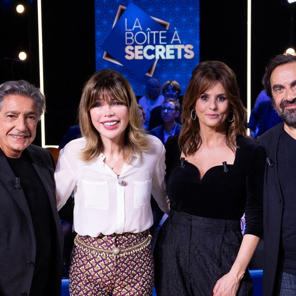 Frédéric François, après des pépins de santé, apparaît en pleine forme.

Exclusif - Frédéric François, André Manoukian, Isabelle Morizet (Karen Cheryl) et Faustine Bollaert en backstage de l'enregistrement de l'émission "La Boîte à secrets", présentée par F.Bollaert et diffusée le 16 janvier 2026 sur France 3, dans les studios du Lendit à Saint-Denis, France, le 16 décembre 2025. © Cyril Moreau/Bestimage