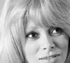 Portée par Mireille Darc, qui faisait là son grand retour à l’écran après de graves soucis de santé, la fiction s’impose comme une référence du genre...
Archives - En France, à Paris, Mireille Darc chez elle dans son salon le 9 février 1970.
