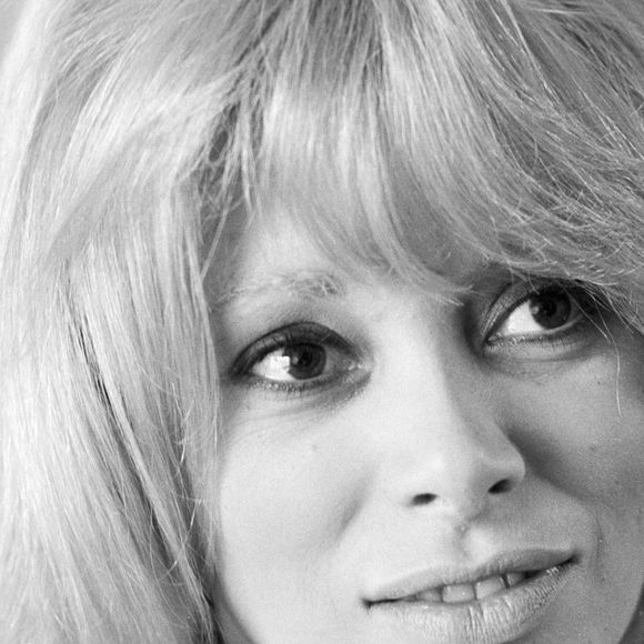 Portée par Mireille Darc, qui faisait là son grand retour à l’écran après de graves soucis de santé, la fiction s’impose comme une référence du genre...

Archives -  En France, à Paris, Mireille Darc chez elle dans son salon le 9 février 1970.