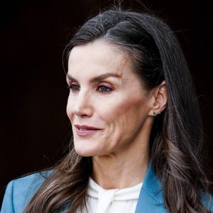 Lors de ce rendez-vous, Letizia d'Espagne s’est fièrement affichée avec des mèches grisonnantes.

Letizia d'Espagne préside l'événement organisé pour marquer la Journée mondiale des maladies rares à l'Auditorium et au Centre des congrès de Castellon à Castellón de la Plana, Espagne, le 3 mars 2026. 

Photo : Dana Press / Bestimage