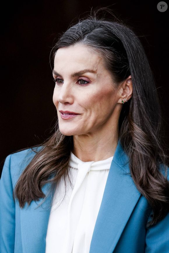 Lors de ce rendez-vous, Letizia d'Espagne s’est fièrement affichée avec des mèches grisonnantes.

Letizia d'Espagne préside l'événement organisé pour marquer la Journée mondiale des maladies rares à l'Auditorium et au Centre des congrès de Castellon à Castellón de la Plana, Espagne, le 3 mars 2026. 

Photo : Dana Press / Bestimage