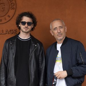 Gad Elmaleh avec son fils Noé au village lors des Internationaux de France de Tennis de Roland Garros 2025, à Paris, France, le 8 juin 2025. © Cyril Moreau/Bestimage