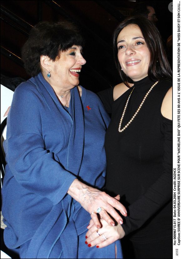 Sa fille Véronique avait respecté sa volonté de donner son corps à la science.
MIcheline Dax et sa fille en 2004 à Paris