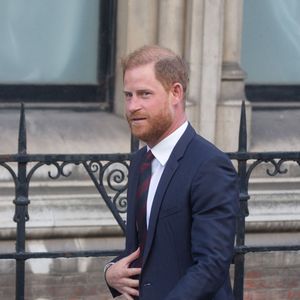 Ses alliés n'étant que peu nombreux au sein de la Couronne, c'est plutôt une bonne chose pour le prince Harry... 
Le prince Harry, duc de Sussex à l'issue du 2ème jour de son appel de la décision de la Haute Cour à propos de son droit à des gardes du corps armés payés par le contribuable, le 9 avril 2025. Zuma Press / Bestimage