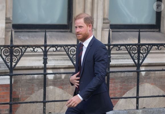Ses alliés n'étant que peu nombreux au sein de la Couronne, c'est plutôt une bonne chose pour le prince Harry... 
Le prince Harry, duc de Sussex à l'issue du 2ème jour de son appel de la décision de la Haute Cour à propos de son droit à des gardes du corps armés payés par le contribuable, le 9 avril 2025. Zuma Press / Bestimage