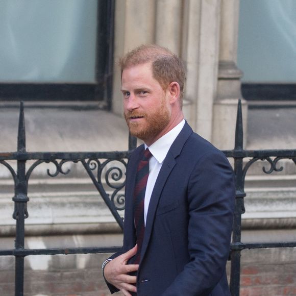 Ses alliés n'étant que peu nombreux au sein de la Couronne, c'est plutôt une bonne chose pour le prince Harry... 
Le prince Harry, duc de Sussex à l'issue du 2ème jour de son appel de la décision de la Haute Cour à propos de son droit à des gardes du corps armés payés par le contribuable, le 9 avril 2025. Zuma Press / Bestimage