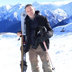 En 2018, l'animateur claque la porte du petit écran pour partir se reposer dans son hameau isolé au cœur du parc national des Cévennes...

Frédéric Lopez assiste au 26ème Festival TV de Luchon à Luchon, France le 07 février 2026. Photo par Jerome Dominé/Abaca