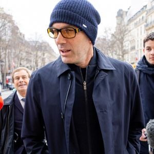 Face à ces nombreuses contestations, un recours a été déposé devant le tribunal administratif, figeant ainsi l'avenir du projet.

Zinédine Zidane - Arrivées à la cérémonie religieuse en hommage à Rolland Courbis en l’église de la Madeleine à Paris, France, le 14 janvier 2026. © Jacovides-Moreau/Bestimage
