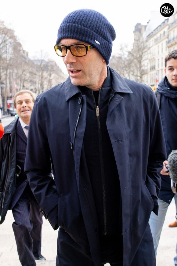 Face à ces nombreuses contestations, un recours a été déposé devant le tribunal administratif, figeant ainsi l'avenir du projet.

Zinédine Zidane - Arrivées à la cérémonie religieuse en hommage à Rolland Courbis en l’église de la Madeleine à Paris, France, le 14 janvier 2026. © Jacovides-Moreau/Bestimage