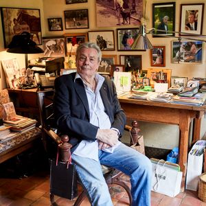 Alain Delon y repose, selon son souhait

Exclusif - Alain Delon s'entretient avec Cyril Viguier dans sa maison de Douchy-Montcorbon © Cyril Moreau / Bestimage