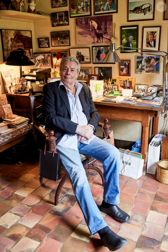 Alain Delon y repose, selon son souhait

Exclusif - Alain Delon s'entretient avec Cyril Viguier dans sa maison de Douchy-Montcorbon © Cyril Moreau / Bestimage