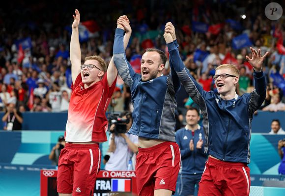 Par ailleurs lors du show, les frères Lebrun (frères pongistes français) et le rugbyman Antoine Dupont sont apparus avant de recevoir une ovation du public.

Félix Lebrun, Alexis Lebrun et Simon Gauzy, de l'équipe de France de tennis de table, se qualifie pour les demi-finales face au Brésil (3-0) aux Jeux Olympiques de Paris2024 (JO), le 7 août 2024.