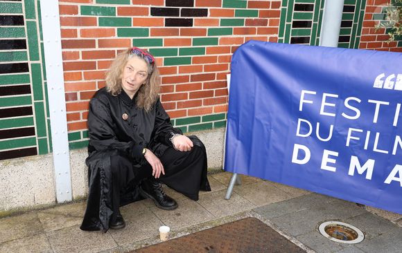 "Je dirais même qu'elle invente, elle crée, elle imagine... Elle change le texte mais elle suit le fil de l'histoire. En fin de compte, on s'y retrouve"

Corinne Masiero au photocall du film "Nous Les Femmes" lors de la 3ème édition du festival du film de Demain (30 mai - 2 juin 2024), à Vierzon, France, le 1er juin 2024. © Coadic Guirec/Bestimage