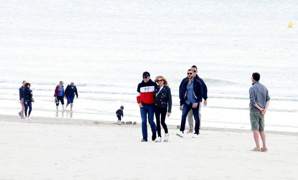 Le président de la république Emmanuel Macron et la première dame Brigitte Macron s'offrent une promenade sur la plage du Touquet la veille du 2 ème tour des élections présidentielles 2022 le 23 avril 2022.
© Dominique Jacovides / Bestimage