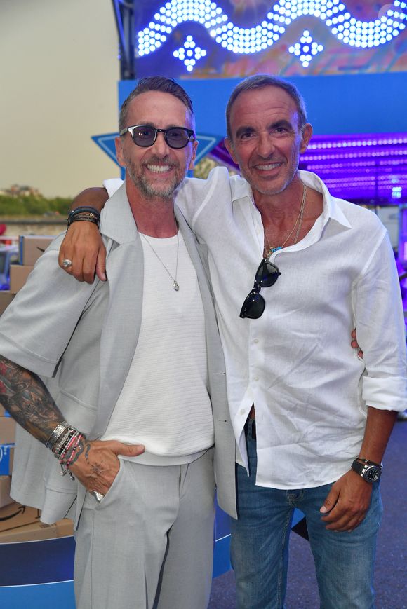 Philippe Caverivière, Nikos Aliagas - Prime d'Amazon fait sa fête foraine au Bridge Club à Paris le 25 juin 2025.  Hier soir, le Bridge Club s’est métamorphosé en fête foraine où de nombreuses personnalités se sont réunies pour célébrer Prime Day, l’événement shopping estival qui animera l’été du 8 au 11 juillet.
  © Veeren/Bestimage