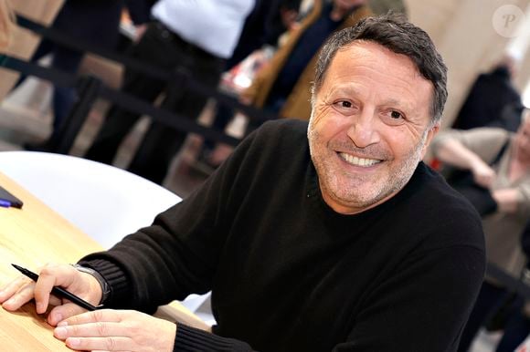 Il dit être devenu “un zombie” chez lui.

Arthur (Jacques Essebag)
Lors du bicentenaire de Hachette livre au Palais Brongniart " Les grandes rencontres Hachette " le 14 mars 2026. © Cédric Perrin/Bestimage