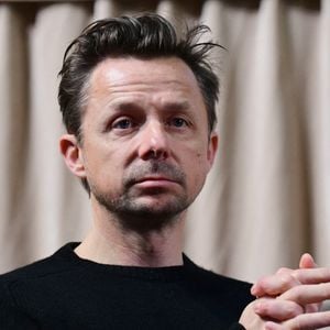 Martin Solveig lors de la 165ème vente aux enchères des Hospices de Beaune, plus de 18 millions d'euros récoltés pour 538 pièces au profit de deux associations : l'institut Robert-Debré du cerveau de l'enfant et Enfance et handicap en Côte-d'Or le 16 novembre 2025. un enchérisseur chinois remporte la pièce de charité pour 400 000 euros © Romain Doucelin / Bestimage