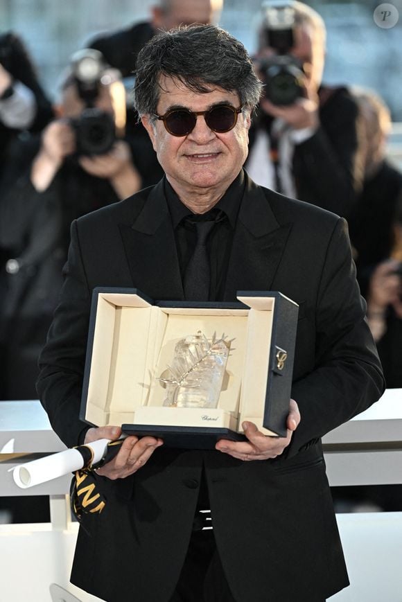 Le réalisateur, scénariste et producteur iranien Jafar Panahi pose avec le trophée lors d'un photocall après avoir remporté la Palme d'Or pour le film "Un simple accident" lors de la cérémonie de clôture de la 78e édition du Festival de Cannes à Cannes, France, le 24 mai 2025. Photo de David Niviere/ABACAPRESS.COM