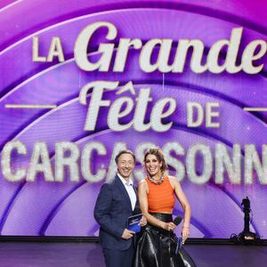 Exclusif -  Stéphane Bern, Laury Thilleman lors de l'enregistrement de l’émission La Grande Fête de Carcassonne, diffusée le samedi 6 septembre à 21.10 sur France 2, dans la Cité Médiévale de Carcassonne, France, le 24 juin 2025. © Jack Tribeca/Bestimage