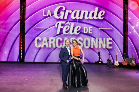 Exclusif -  Stéphane Bern, Laury Thilleman lors de l'enregistrement de l’émission La Grande Fête de Carcassonne, diffusée le samedi 6 septembre à 21.10 sur France 2, dans la Cité Médiévale de Carcassonne, France, le 24 juin 2025. © Jack Tribeca/Bestimage