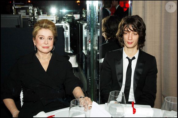 Catherine Deneuve et son petit fils Igor lors du dîner du Sidaction en janvier 2006 © Rachid Bellak Bestimage


I