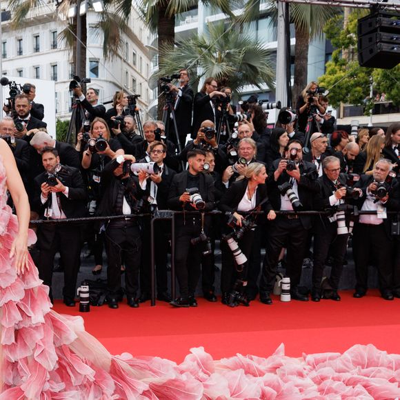 Les règles vestimentaires ont évolué, les longues traînes ont été interdites

Heidi Klum - Montée des marches du film « Partir un jour » pour la cérémonie d’ouverture du 78ème Festival International du Film de Cannes, au Palais des Festivals à Cannes. Le 13 mai 2025
© Jacovides-Moreau / Bestimage