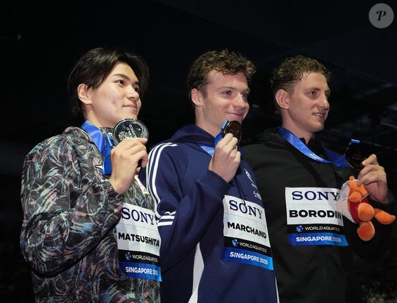 L'équipe de France sur le podium après sa médaille d'argent dans l'épreuve du 400 mètres Relais lors des 22ème Championnats du Monde de Natation à Singapour.

Zuma Press/Bestimage