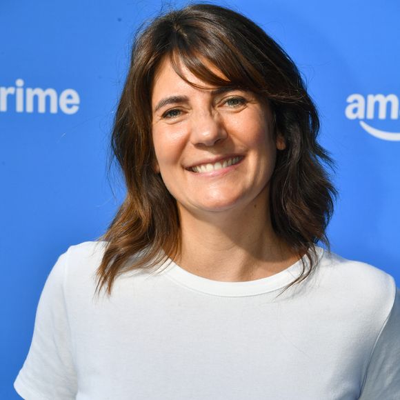 Estelle Denis - Prime d'Amazon fait sa fête foraine au Bridge Club à Paris le 25 juin 2025.  Hier soir, le Bridge Club s’est métamorphosé en fête foraine où de nombreuses personnalités se sont réunies pour célébrer Prime Day, l’événement shopping estival qui animera l’été du 8 au 11 juillet.
 Au travers d’attractions revisitées aux couleurs d’Amazon Prime, les célébrités ont pu découvrir certains des nombreux avantages de l'abonnement Prime : livraison rapide et gratuite, le meilleur du divertissement avec Prime Video et Amazon Music Prime, offre Prime à moitié prix pour les 18 - 22 ans, accès aux événements shopping tels que Prime Day..
 Entre deux attractions, les invités ont pu tester les nouvelles fonctionnalités IA de l'application Amazon, dont Rufus, l’assistant shopping conversationnel et découvrir Denden, Révélation Amazon Music 2025, lors d’un showcase.
 Enfin, en partenariat avec l'UEFA, Amazon célébrait également le lancement de la boutique du football féminin à l'occasion de l'Euro. © Veeren/Bestimage