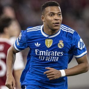 Une victoire historique

PIRÉE, GRÈCE - 26 NOVEMBRE : Kylian Mbappé du Real Madrid célèbre son but lors du match de football de l'UEFA Champions League, phase de championnat - 5e journée, entre l'Olympiakos et le Real Madrid au stade Karaiskakis le 26 novembre 2025 au Pirée, en Grèce.  |Match de Ligue Des Champions 2025-2026 (LDC) "Olympiakos - Real Madrid (3-4)" au Stade Karaïskaki

Photo : SPP / PsnewZ / Bestimage