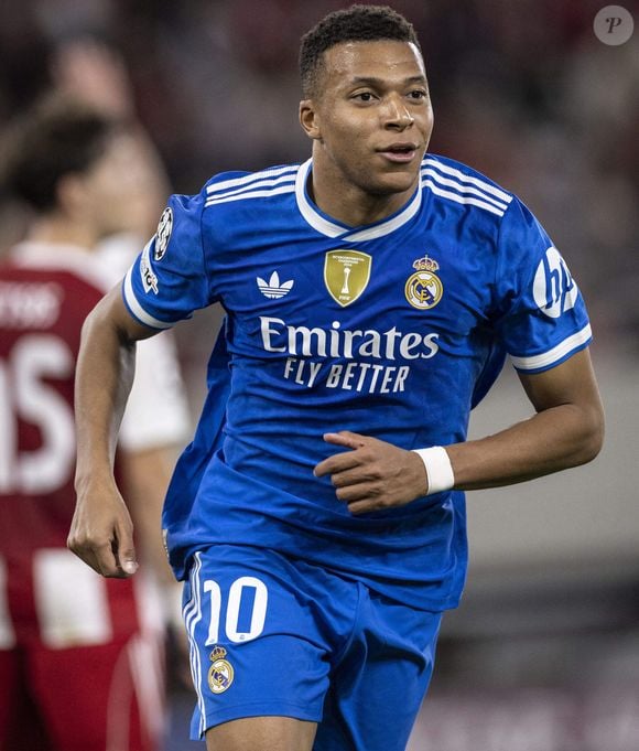 Une victoire historique

PIRÉE, GRÈCE - 26 NOVEMBRE : Kylian Mbappé du Real Madrid célèbre son but lors du match de football de l'UEFA Champions League, phase de championnat - 5e journée, entre l'Olympiakos et le Real Madrid au stade Karaiskakis le 26 novembre 2025 au Pirée, en Grèce.  |Match de Ligue Des Champions 2025-2026 (LDC) "Olympiakos - Real Madrid (3-4)" au Stade Karaïskaki

Photo : SPP / PsnewZ / Bestimage