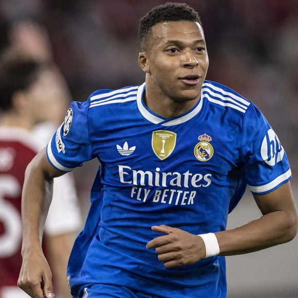 Une victoire historique

PIRÉE, GRÈCE - 26 NOVEMBRE : Kylian Mbappé du Real Madrid célèbre son but lors du match de football de l'UEFA Champions League, phase de championnat - 5e journée, entre l'Olympiakos et le Real Madrid au stade Karaiskakis le 26 novembre 2025 au Pirée, en Grèce.  |Match de Ligue Des Champions 2025-2026 (LDC) "Olympiakos - Real Madrid (3-4)" au Stade Karaïskaki

Photo : SPP / PsnewZ / Bestimage