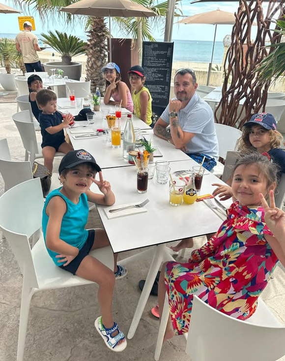 La mère de 9 neufs enfants révélée dans "Familles nombreuses, la vie en XXL" donne des nouvelles sur TikTok.

Amandine Pellissard, révélé dans "Familles nombreuses", est maman de neuf enfants avec son époux Alexandre.