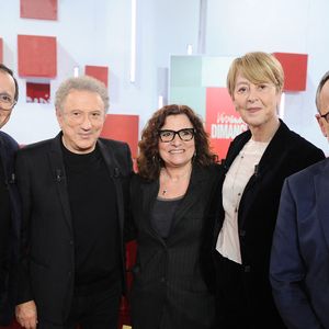 Exclusif - Thierry Beccaro, Michel Drucker, Adeline Hazan lors de l'enregistrement de l'émission "Vivement dimanche" au studio Rive Gauche, présentée par M.Drucker avec une diffusion sur France 3 le 15 mars 2026, à Paris, France, le 4 mars 2026. © Guillaume Gaffiot/Bestimage