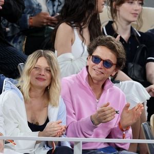 Car derrière chaque session de sport, il y a Mélanie Thierry. La comédienne adore le sport en plein air, et ne supporte pas d'être enfermée dans une salle.
Mélanie Thierry et son compagnon, le chanteur Raphaël dans les tribunes des Internationaux de France de tennis de Roland Garros 2024 à Paris, le 29 mai 2024.
© Jacovides / Moreau / Bestimage