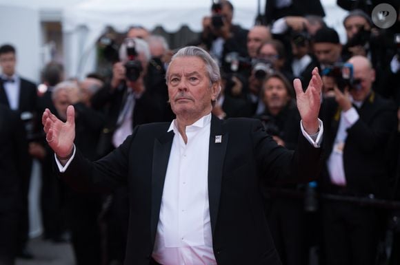 Alain Delon (Palme d'Or d'Honneur du 72ème festival de Cannes avec un badge Paris Match d'une ancienne couverture du magazine titrant "Alain Delon, mes deux amours, Rosalie et Anouchka) - Montée des marches du film "A Hidden Life" lors du 72ème Festival International du Film de Cannes. Le 19 mai 2019