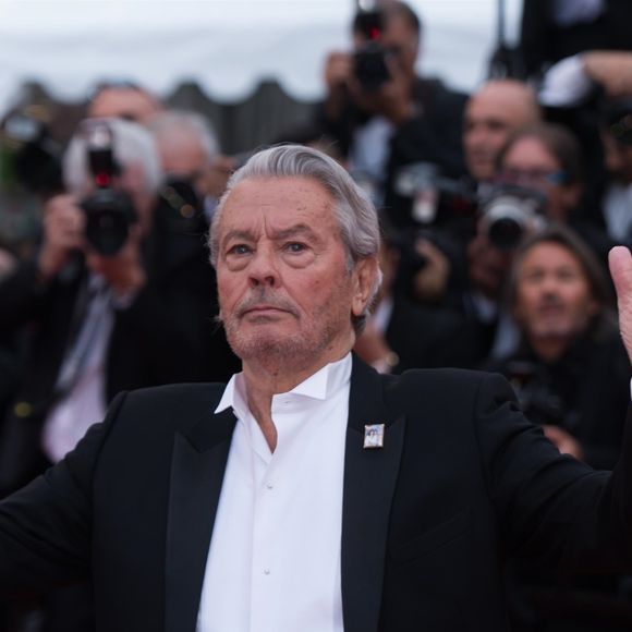 Alain Delon (Palme d'Or d'Honneur du 72ème festival de Cannes avec un badge Paris Match d'une ancienne couverture du magazine titrant "Alain Delon, mes deux amours, Rosalie et Anouchka) - Montée des marches du film "A Hidden Life" lors du 72ème Festival International du Film de Cannes. Le 19 mai 2019