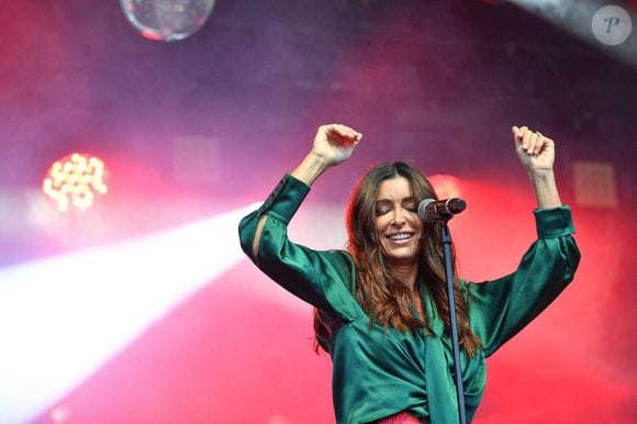 Le tournage avait été organisé dans le petit village de Fozzano ainsi qu'à Ajaccio. C'est donc dans cette première ville que les amoureux se sont rencontrés pour la première fois.

La chanteuse française Jenifer se produit en direct lors du Festival Paris Paradis à La Villette à Paris, France, le 17 septembre 2022. Photo par Christophe Meng/ABACAPRESS.COM