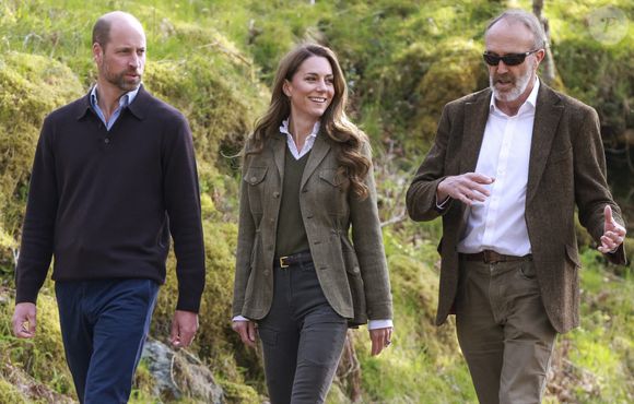 Le prince William et Kate Middleton, connus sous le nom de duc et duchesse de Rothesay lorsqu'ils sont en Écosse, rencontrent les responsables du service public de ferry ainsi que les membres de la communauté qui l'utilisent avant de prendre le ferry pour traverser l'eau jusqu'à l'île d'Iona, le dernier jour de la visite royale sur l'île de Mull, au Royaume-Uni, le 30 avril 2025. Photo par Avalon/ABACAPRESS.COM