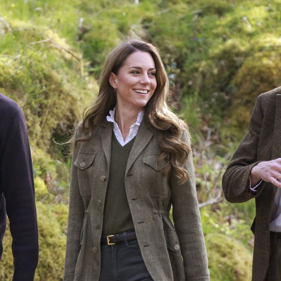 Le prince William et Kate Middleton, connus sous le nom de duc et duchesse de Rothesay lorsqu'ils sont en Écosse, rencontrent les responsables du service public de ferry ainsi que les membres de la communauté qui l'utilisent avant de prendre le ferry pour traverser l'eau jusqu'à l'île d'Iona, le dernier jour de la visite royale sur l'île de Mull, au Royaume-Uni, le 30 avril 2025. Photo par Avalon/ABACAPRESS.COM