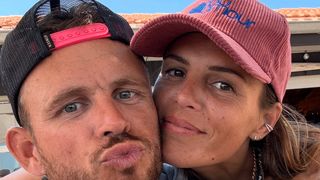 Laure Manaudou sans sa fille mais très bien entourée : Manon est avec son père, qui immortalise un joli moment ensemble en photo