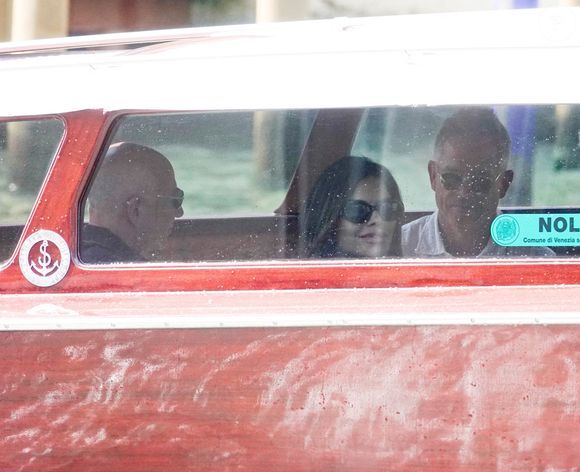 Jeff Bezos et Lauren Sanchez ont choisi la ville de Venise pour l’occasion

Jeff Bezos et sa fiancée Lauren Sanchez accostent devant le palace Aman à Venise, la veille de leur mariage (26 - 28 juin 2025), le 25 juin 2025. Tout juste débarqués de l'hélicoptère, le couple, dont le mariage a fait couler beaucoup d'encre, a rejoint le palace cinq étoiles, en prévision du grand jour. Backgrid UK/ Bestimage
