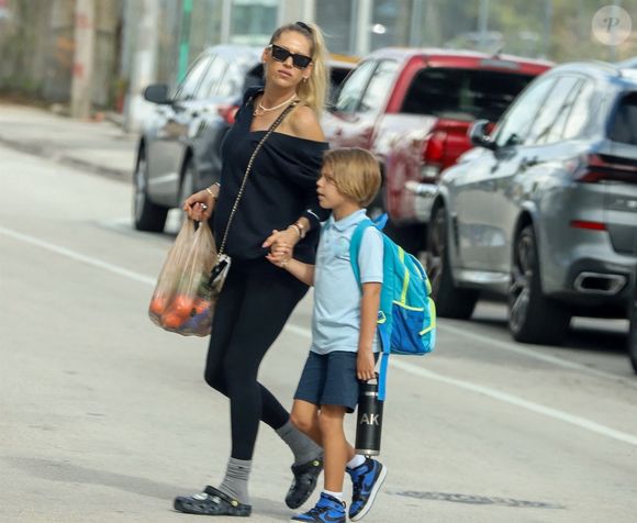 La grossesse d'Anna Kournikova semble être bien avancée. 

La joueuse de tennis Anna Kournikova a été aperçue à Miami, le ventre déjà légèrement arrondi, en compagnie de son fils Nicholas. @ Backgrid USA / Bestimage