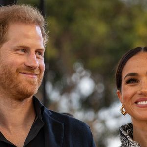 Le prince Harry, duc de Sussex et Meghan Markle, duchesse de Sussex, remettent un prix honorifique à Kevin Costner lors de son gala de charité One805 Live, organisé sur son terrain de polo à Summerland près de Santa Barbara, le 22 septembre 2023.