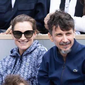 Arnaud Tsamère et une amie dans les tribunes lors des Internationaux de France de Tennis de Roland Garros 2025, à Paris, France, le 27 mai 2025. © Jacovides-Moreau/Bestimage