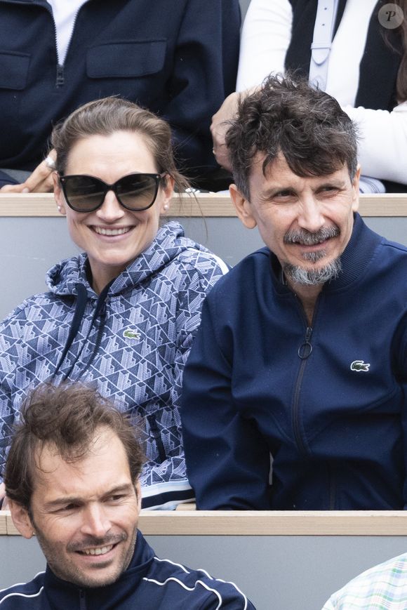 Arnaud Tsamère et une amie dans les tribunes lors des Internationaux de France de Tennis de Roland Garros 2025, à Paris, France, le 27 mai 2025. © Jacovides-Moreau/Bestimage