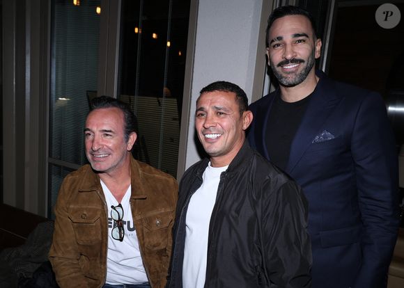 Jean Dujardin, Brahim Asloum et Adil Rami - Vernissage de l'exposition photos et du livre "La Boxe fait son cinéma" à l'hôtel Brach à Paris le 23 Septembre 2025. Ces clichés rendent hommage à plus de cinquante acteurs immortalisés dans des scènes où le noble art rencontre le 7ème art. © Denis Guignebourg/Bestimage