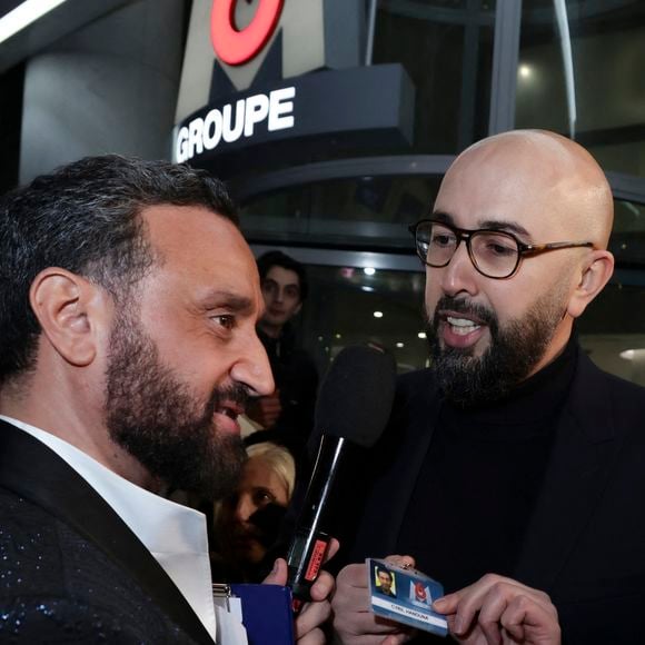 Exclusif - Cyril Hanouna se fait remettre son bagde de collaborateur du Groupe M6 par un des responsables de la sécurité - Les chroniqueurs et les invités quittent la dernière émission "Touche pas à mon poste" (TPMP) en bus pour se rendre devant le siège du groupe M6 à Neuilly-sur-Seine le 27 février 2025. © Jack Tribeca/Bestimage